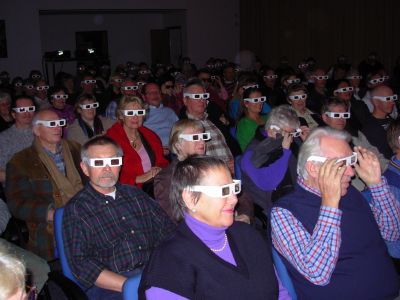 Nicht Außerirdische, sondern Gäste einer 3D-Beamershow der VHS sind auf diesem Foto zu erkennen. Sie sahen einen länderkundlichen Vortrag, den Stephan Schulz in modernster 3D-Projektionstechnik präsentierte. 